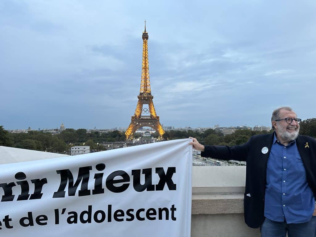 La Tour Eiffel sest illuminee dor pour soutenir la lutte contre les cancers pediatriques 2