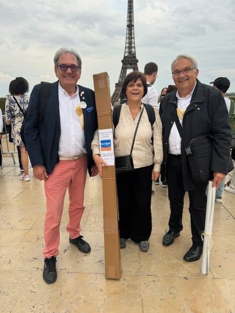 La Tour Eiffel sest illuminee dor pour soutenir la lutte contre les cancers pediatriques 5 rotated