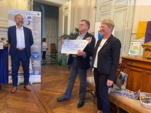 COURSE DES CANARDS Remise de cheque pour une noble cause