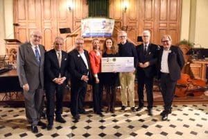 Remise de cheques a Paris