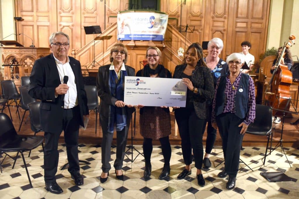 Remise de cheques a Paris 4